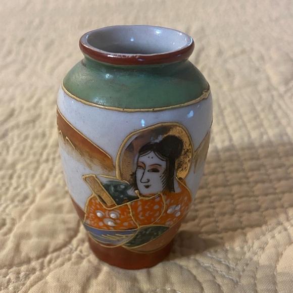 (2) Mini Vases HAND PAINTED JAPANESE Portrait Vase,  K.I. Japan Bees And Comb - Picture 2 of 14